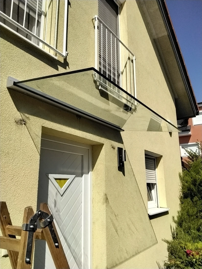 Glasvordach an Schiene