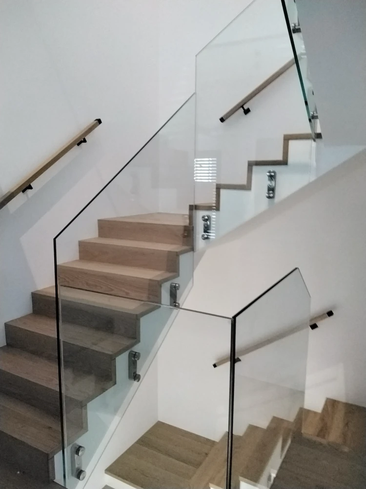 Glasgeländer mit Punkthaltern